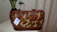 Cartera Cuero, detalles de curry con piel.